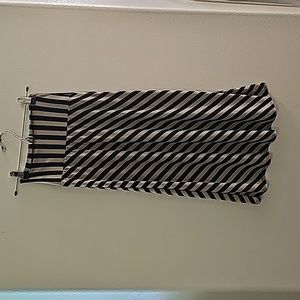 Downeast skirt size xs tan & navy